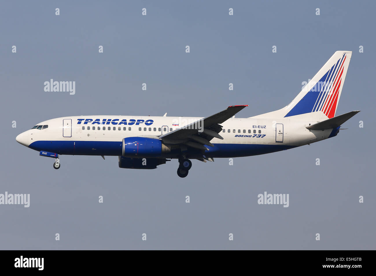 "Transaero" Boeing 737-500 kommt am Flughafen London Heathrow Stockfoto