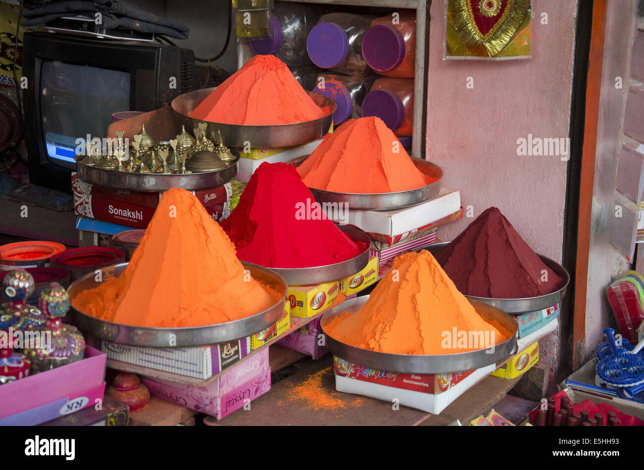 Gelb, rot, Orange, Pink und braun Farben für die Wiedergabe von Holi auf dem Display in einem Shop, Allahabad, Uttar Pradesh, Indien Stockfoto