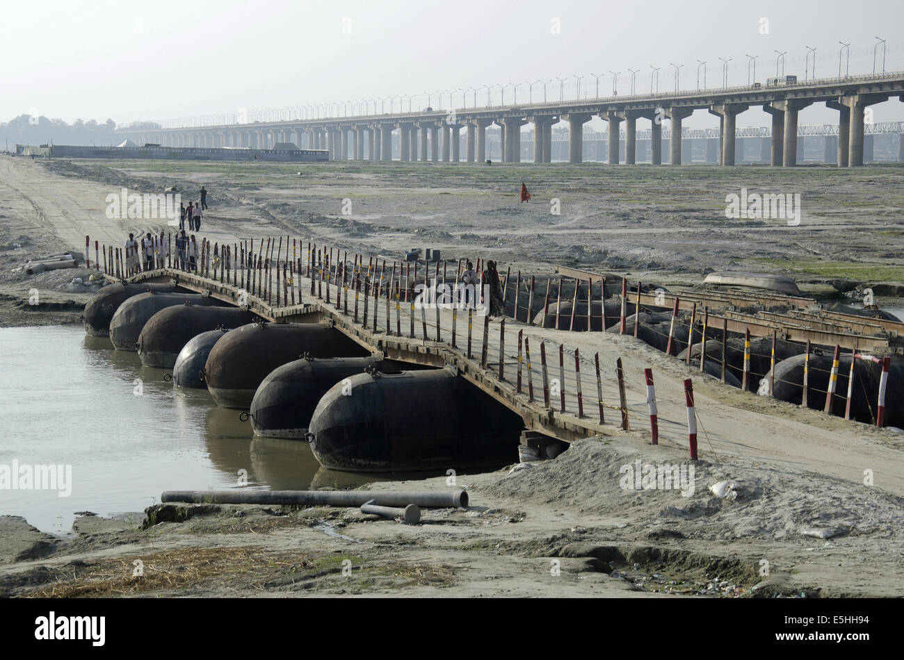 Eine Brücke am Fluss Yamuna, Allahabad, Uttar Pradesh, Indien Stockfoto