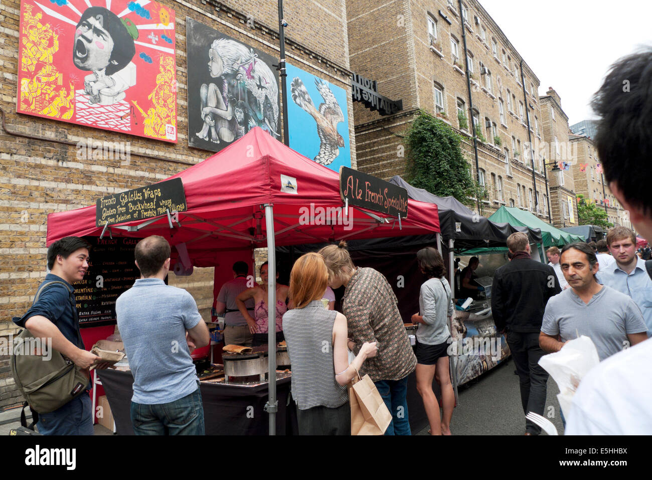 Leute, die am Straßenmarkt in Whitecross Street Islington Essen kaufen, London EC1 England Großbritannien KATHY DEWITT Stockfoto