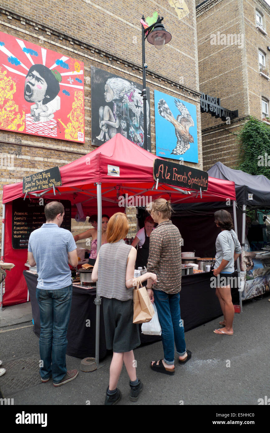 Leute, die am Straßenmarkt in Whitecross Street Essen kaufen, London EC1 England Großbritannien KATHY DEWITT Stockfoto
