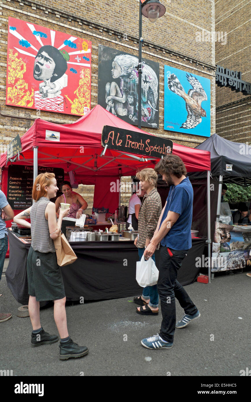 Jugendliche trinken Kaffee und Gespräch an einem französischen Street Food Marktstand in Whitecross Street, Islington, London Großbritannien EG 1 KATHY DEWITT Stockfoto