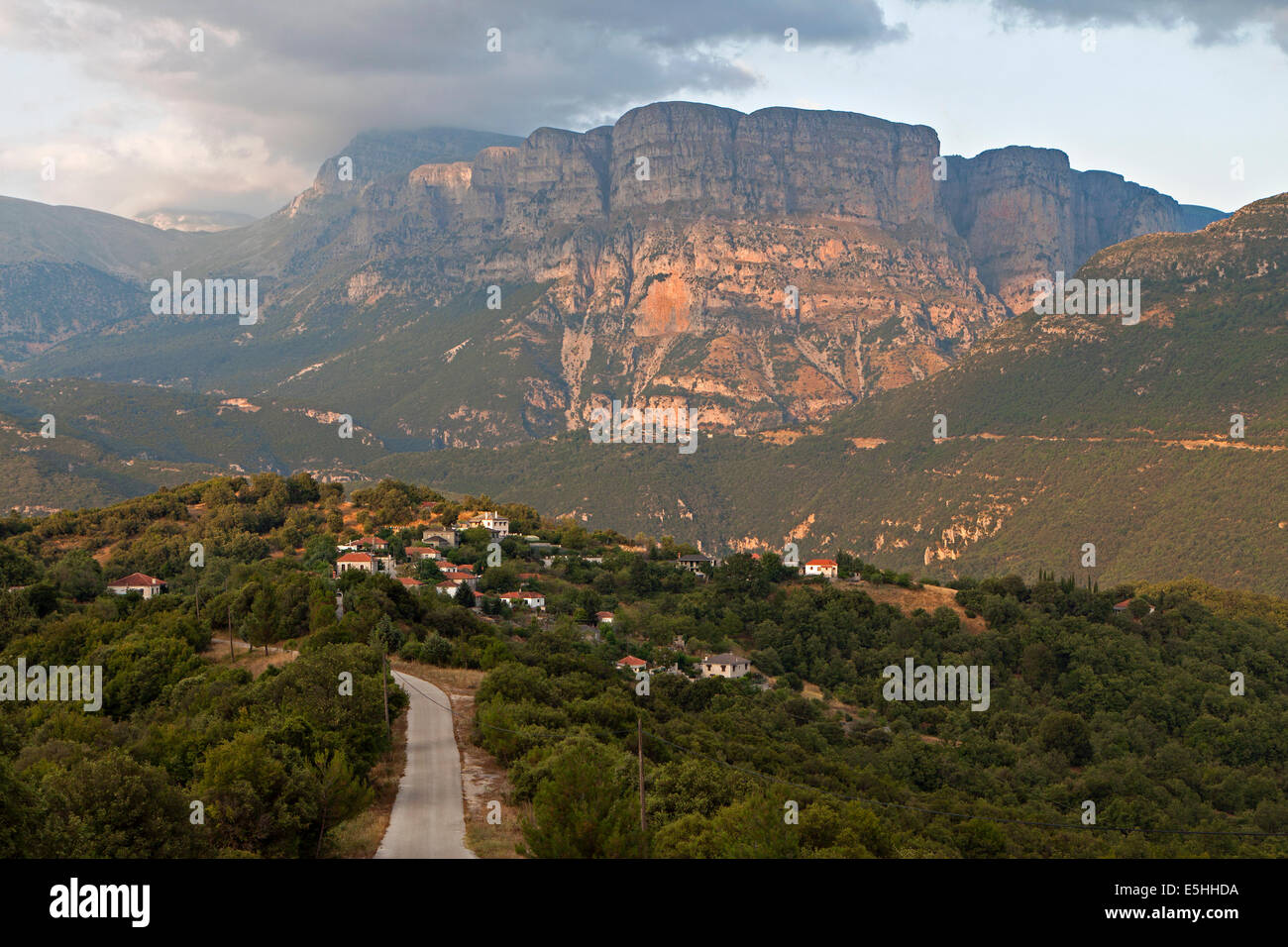 Traditionelle Dorf von Papingo auf Zagorohoria, Epirus, Pindos-Gebirge in Griechenland Stockfoto
