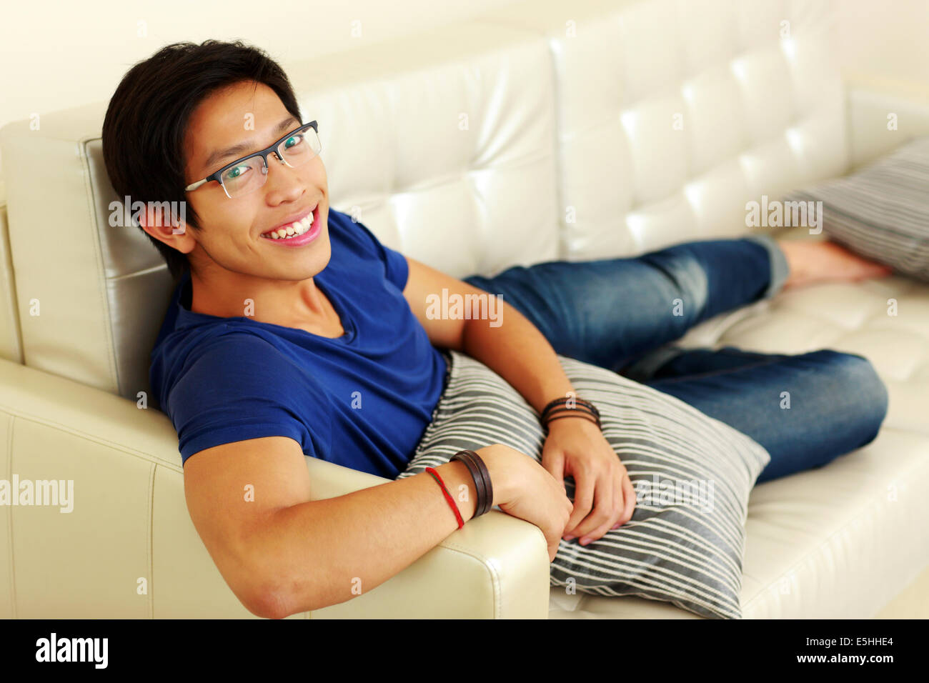Asiatische glücklich zu Hause auf dem Sofa entspannen Stockfoto