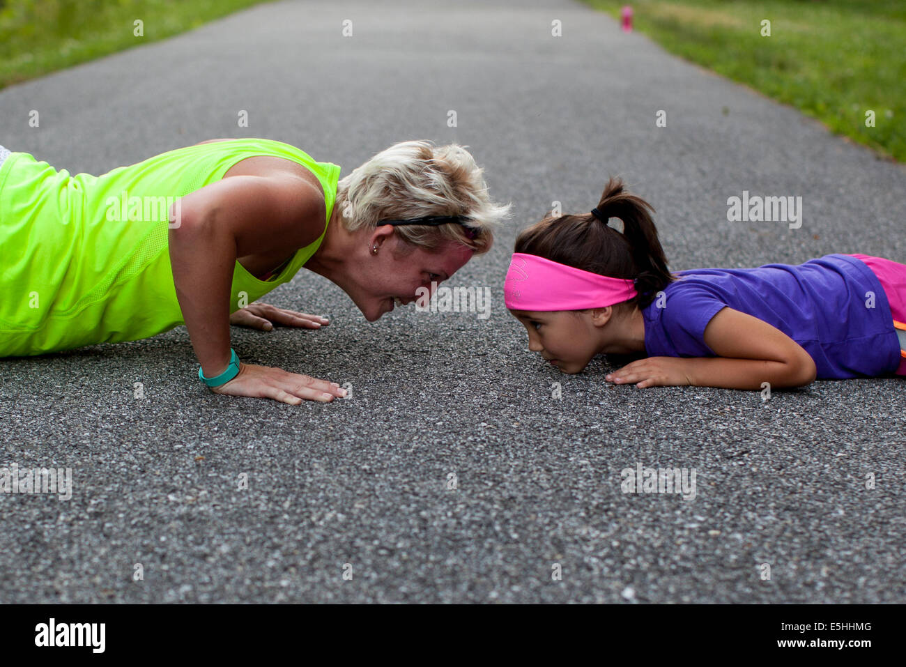 Nächstenliebe Bashore ist ein US Army Reserve Medic, Marathonläufer, öffentliche Gesundheit Fürsprecher und Mutter. Sie hebt ihre Tochter Lillia Stockfoto
