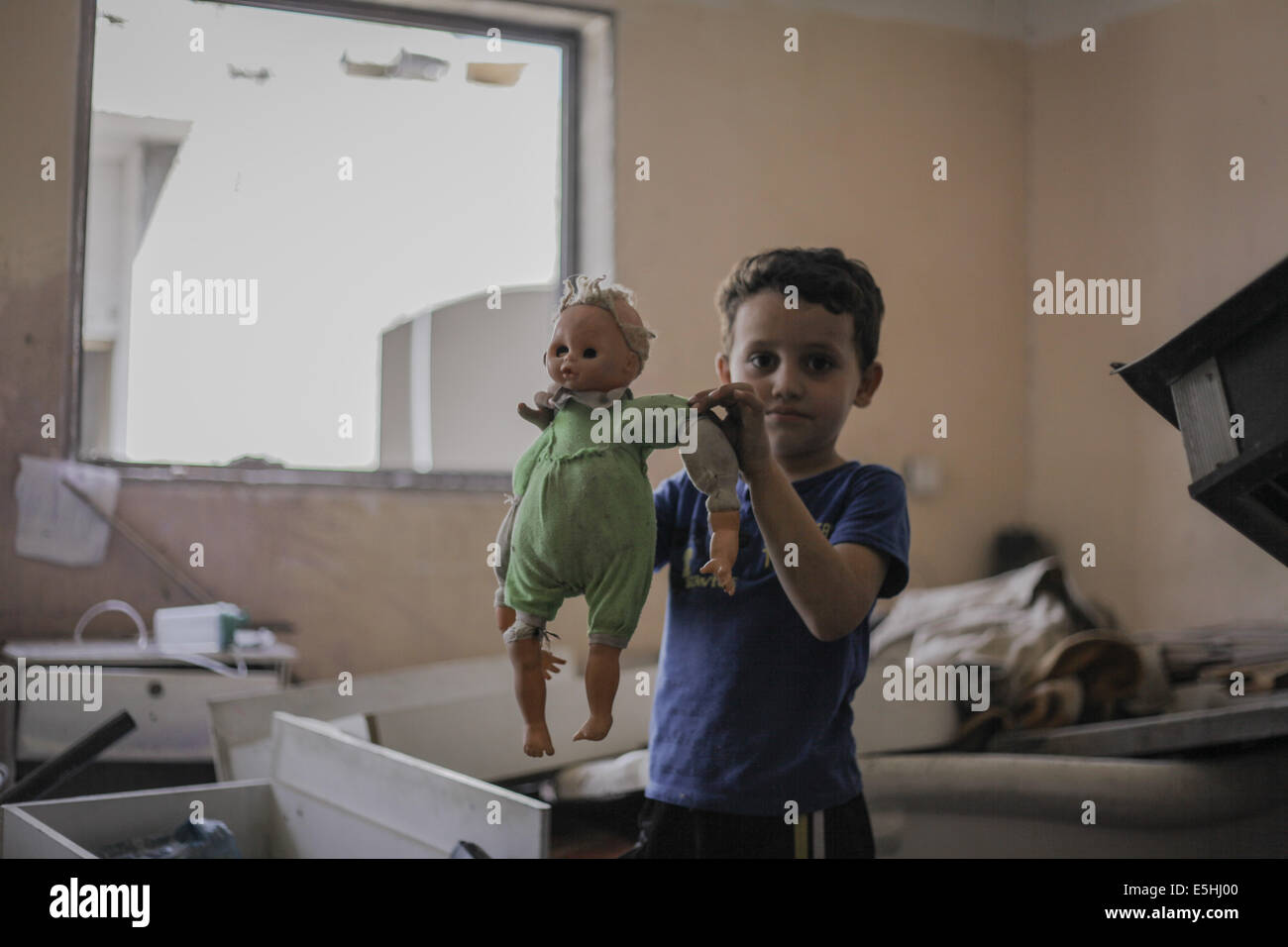 Gaza. 1. August 2014. Palästinensische Kinder zeigt glücklich sein Spielzeug in ihrem zerstörten Haus in Beit Hanoun im nördlichen Gazastreifen durch die israelische Kampfflugzeuge auf Gaza. Die ersten Stunden der 72 Stunden Waffenruhe zwischen den Widerstand und die israelische Armee im Gazastreifen gescheitert, nachdem Israel mehr als 50 Palästinenser in Rafah im südlichen Gazastreifen getötet. Bildnachweis: Pazifische Presse/Alamy Live-Nachrichten Stockfoto