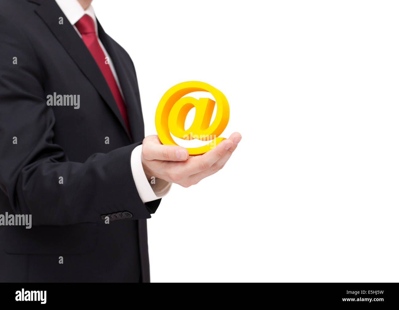 Geschäftsmann hält e-Mail-Symbol mit Beschneidungspfad Stockfoto