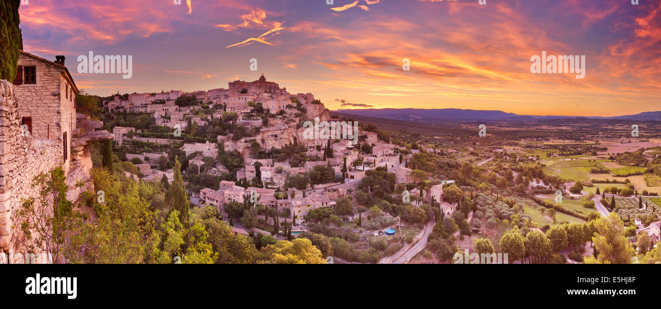 Das historische Dorf Gordes in der Provence, Frankreich bei Sonnenaufgang Stockfoto