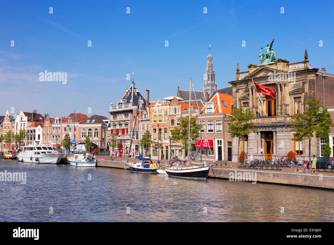 Die Stadt von Haarlem in den Niederlanden entlang des Flusses Spaarne Stockfoto