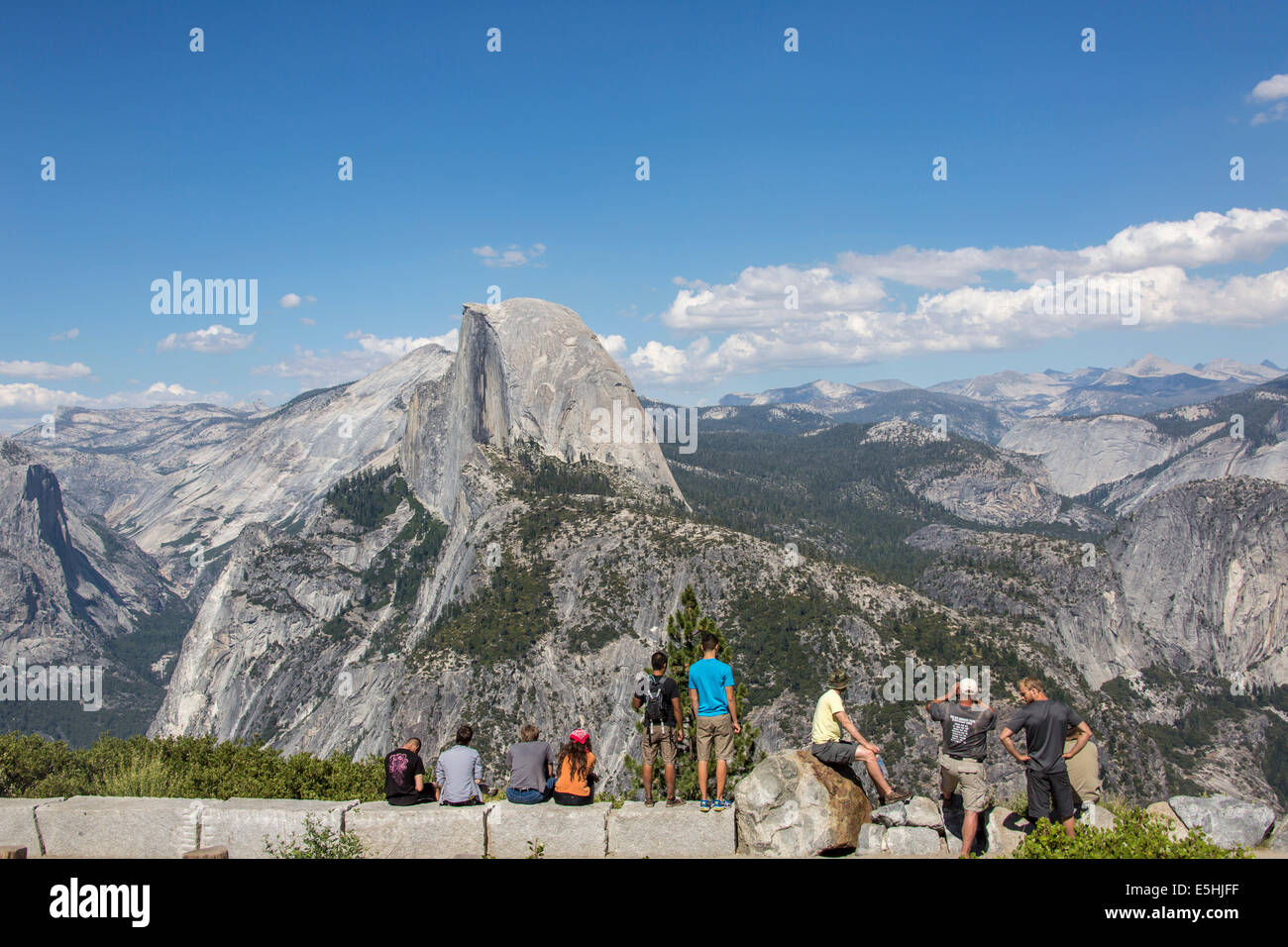 Besucher vor den Half Dome, Yosemite-Nationalpark, Kalifornien, USA Stockfoto