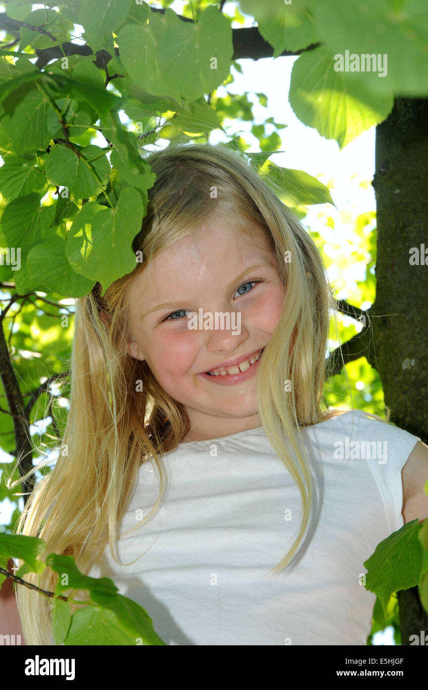 Mädchen, klettert 8 Jahre in einem Baum, Schweden Stockfoto Mädchen, klettert 8 Jahre in einem Baum, Schweden Stockfoto