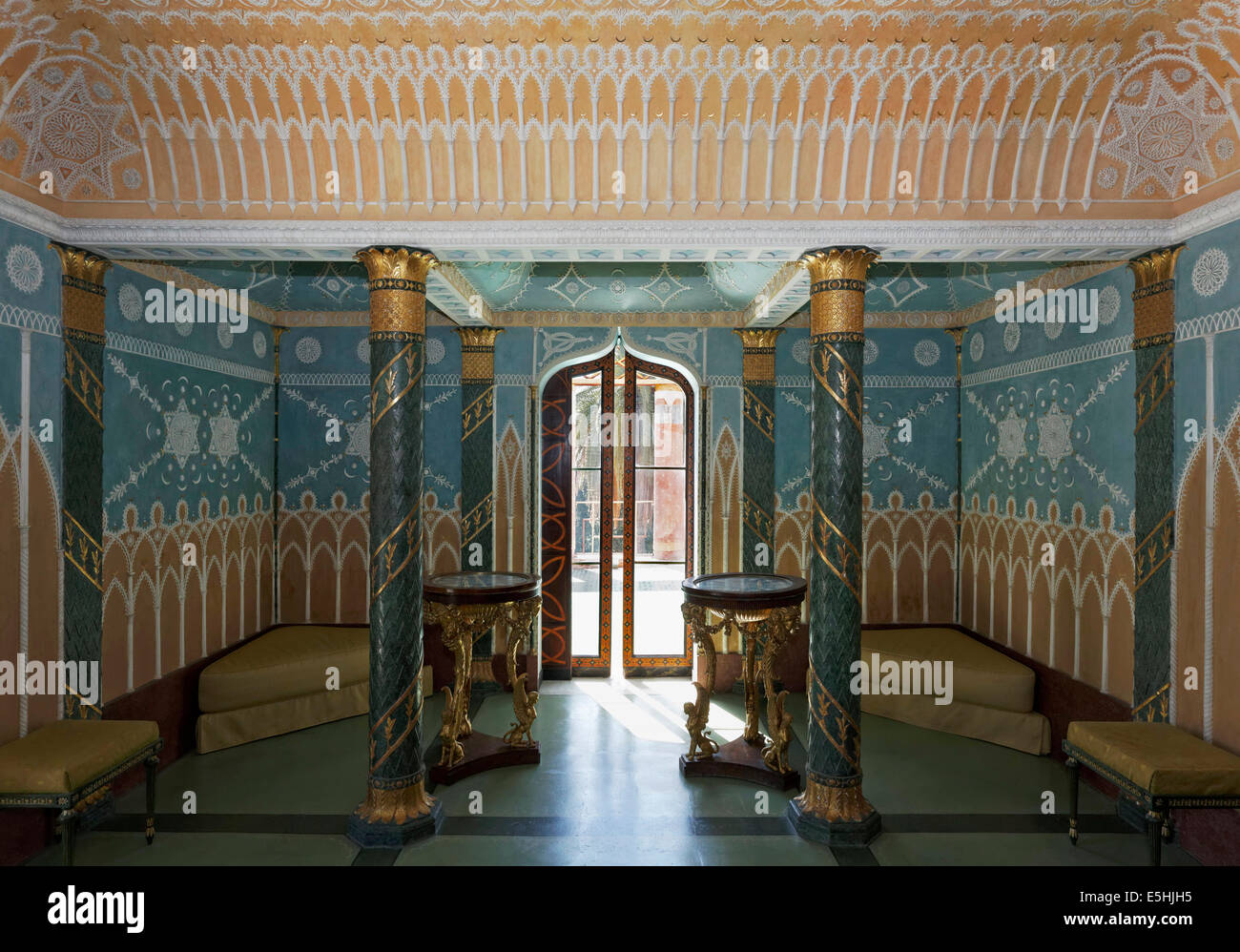 Wohnzimmer aus dem 18. Jahrhundert mit Stuckverzierungen im orientalischen Stil, ehemaligen Königspalast der Bourbonen, Palazzina Cinese Stockfoto