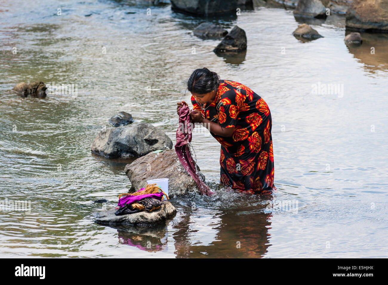 Inderin, die Wäsche in einem Fluss, Tamil Nadu, Indien Stockfoto