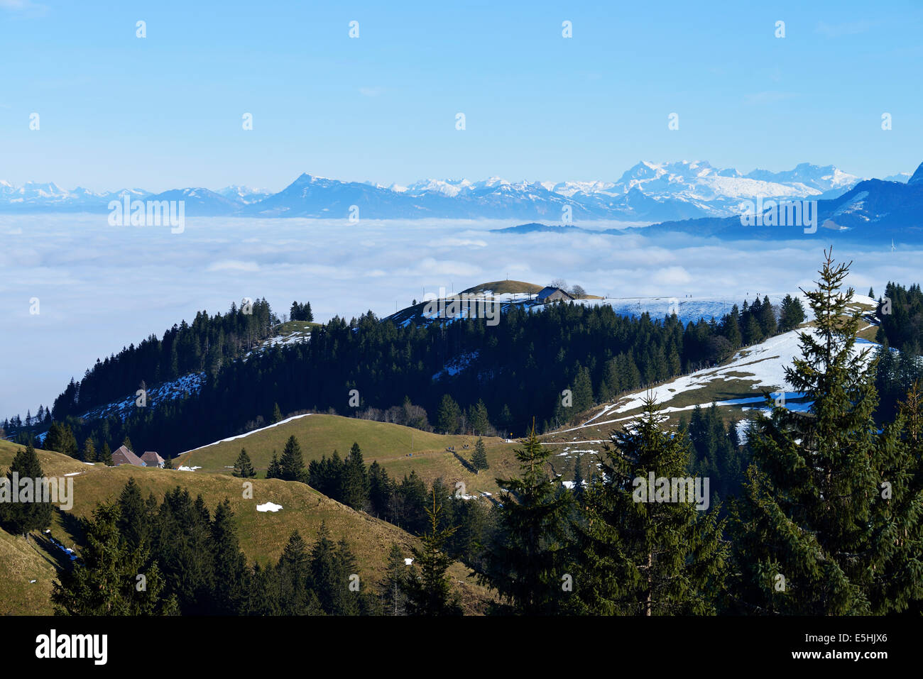 Blick vom Mt Napf über ein Meer von Nebel in den Schweizer Alpen oder die Zentralalpen mit Mt Rigi, Kanton Bern, Schweiz Stockfoto