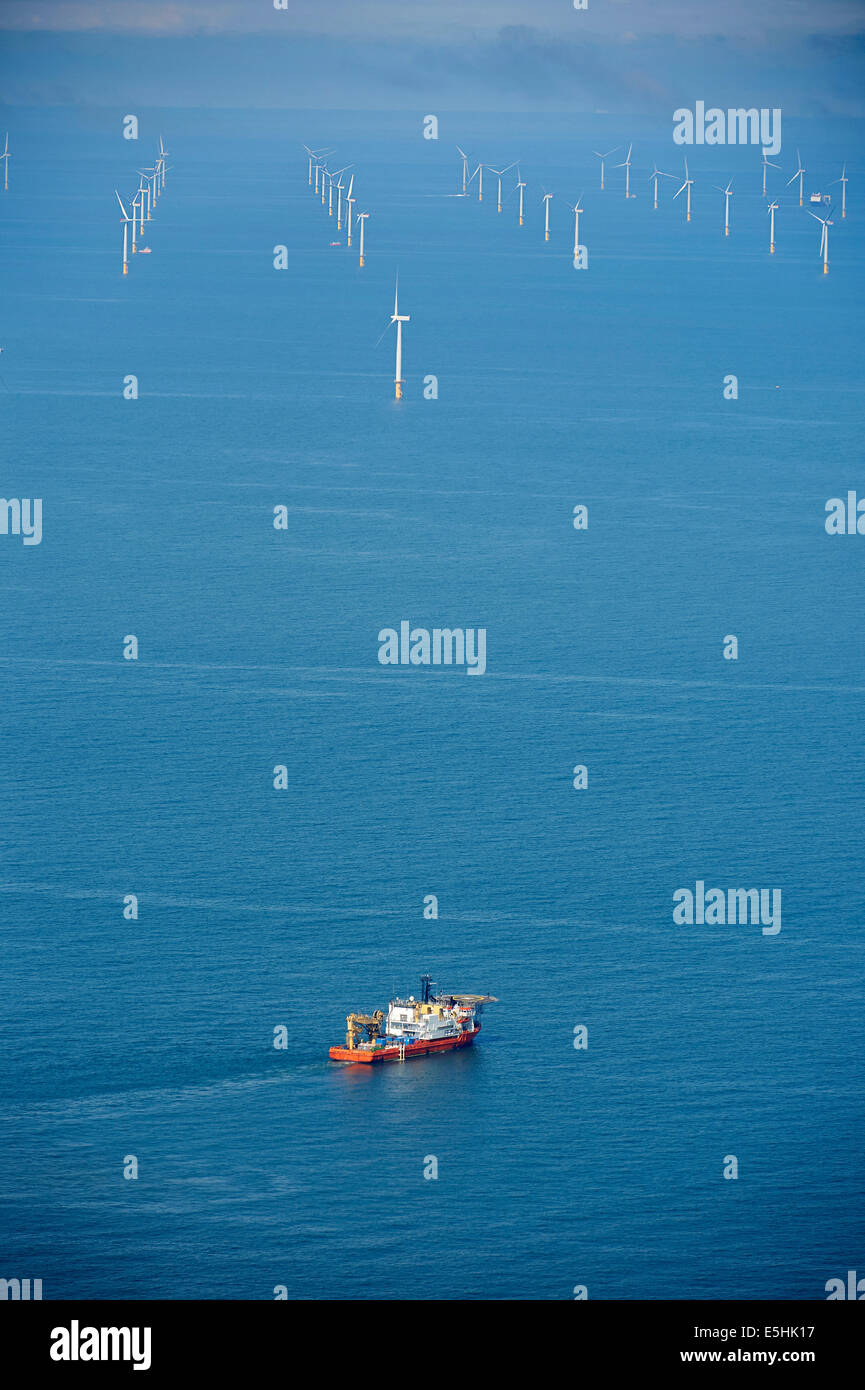Lieferumfang in der irischen See, in der Nähe von Prestatyn, vor der Küste von North Wales einen Offshore-Windpark im Hintergrund, UK Stockfoto
