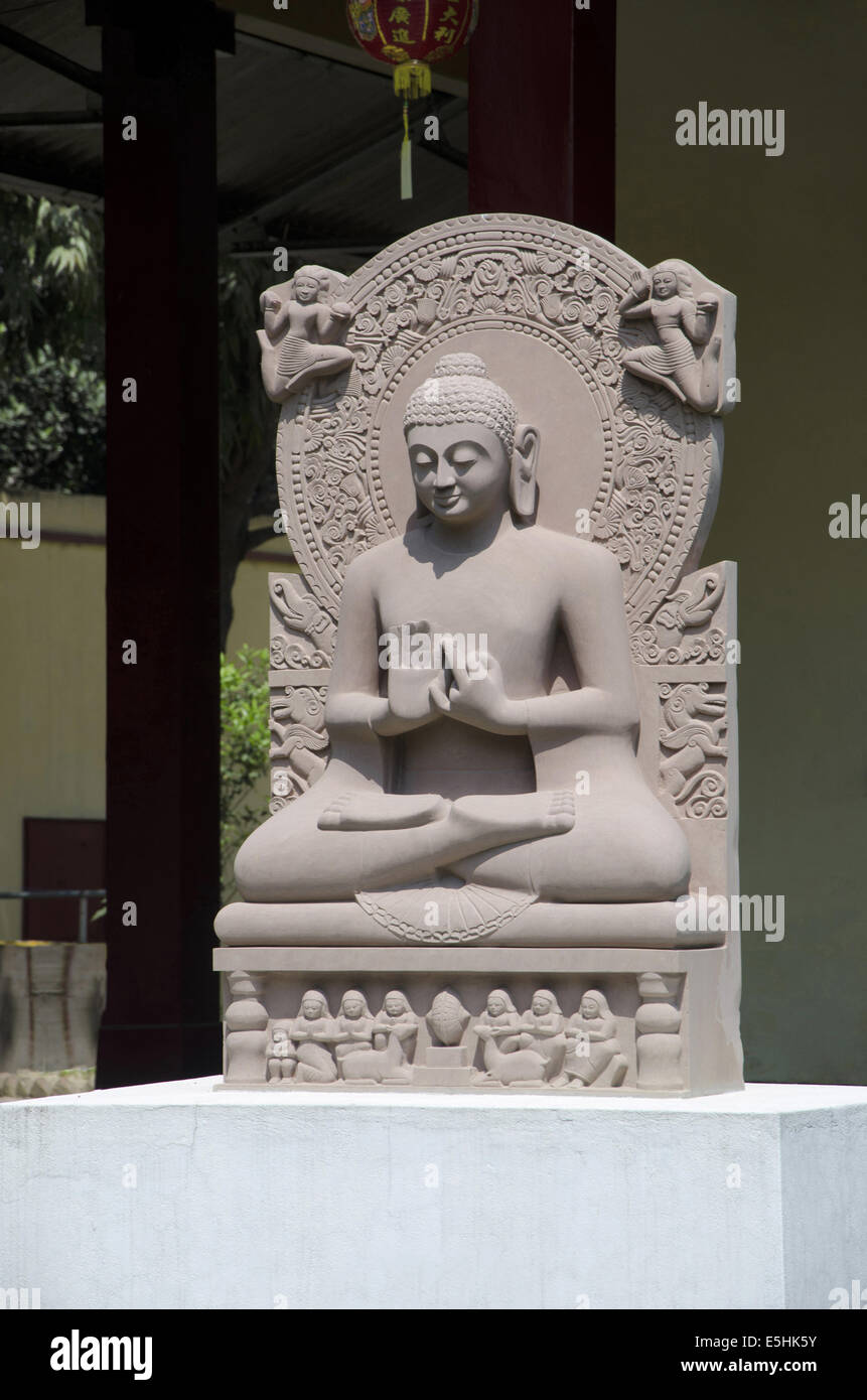 Eine Statue von Buddha, chinesische Tempelanlage, Sarnath, Uttar Pradesh, Indien Stockfoto