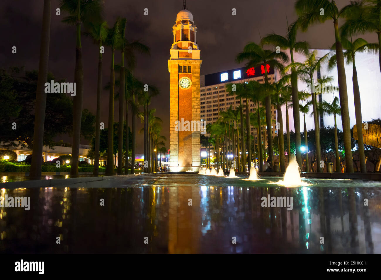 Blick auf Hong Kong Uhrturm und Brunnen. Stockfoto