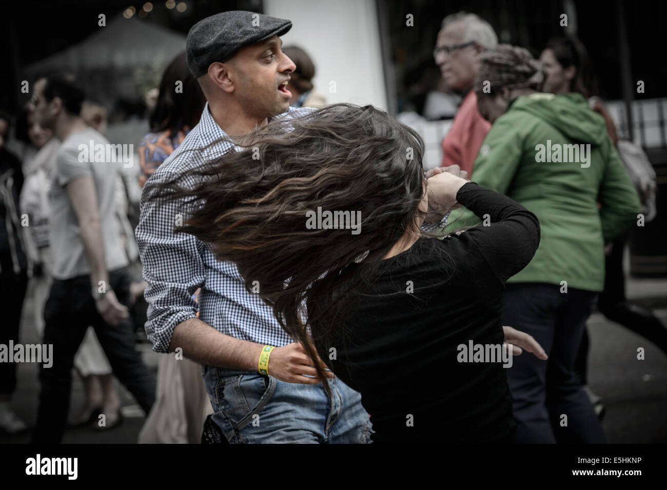 Aktion von zwei Tänzern dabei eine Samba in der Öffentlichkeit in Marylebone Street Fayre fair Straßenfest, London, UK. Stockfoto