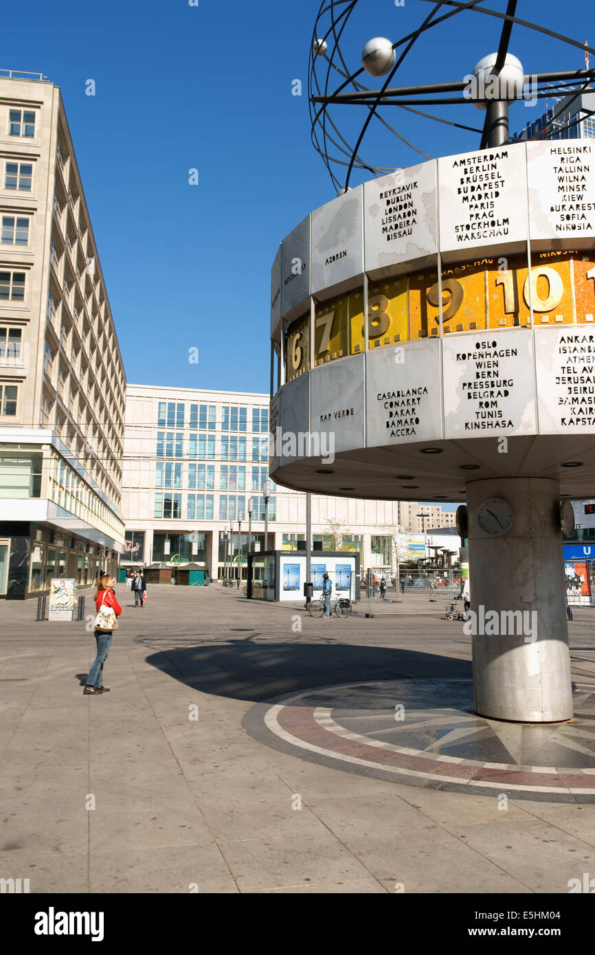 Berlin, Deutschland - 19. April 2009: Atomuhr (Weltzeituhr) wurde von Erich John entworfen und errichtet im Jahre 1969 am Alexander Platz. Stockfoto