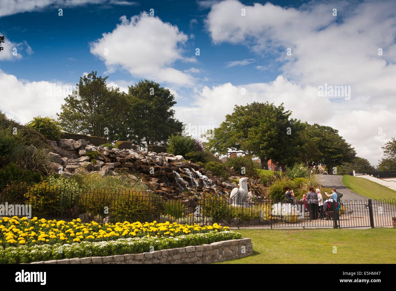 Großbritannien, England, Lincolnshire, Cleethorpes, hohen Felsen, Wasserfall in Pier Gärten Stockfoto