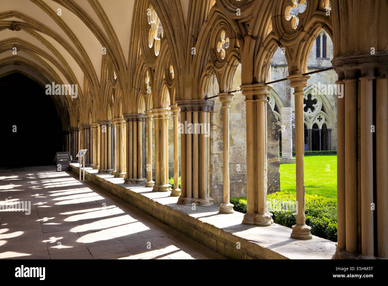 9635 die Kathedrale Kreuzgang, Salisbury, Wiltshire Stockfoto