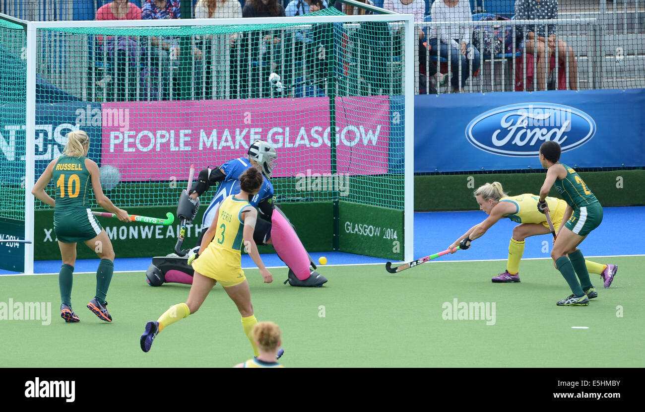 Glasgow, Schottland. 1. August 2014. Australiens Gemma Claxton Partituren für Australien in den 7: 1-Sieg gegen Südafrika in der Frauen Eishockey-Halbfinale bei der National Hockey centre am 1. August 2014 bei den Commonwealth Games, Glasgow, Schottland-Credit: Martin Bateman/Alamy Live News Stockfoto