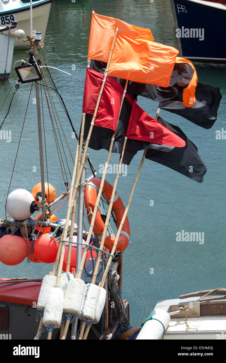 Flaggen von Fischen Männer verwendet, um markieren, wo Hummer Töpfe und Netze sind auf dem Meeresboden, der Hafen von Mevagissey, auf die von Cornwall. Stockfoto