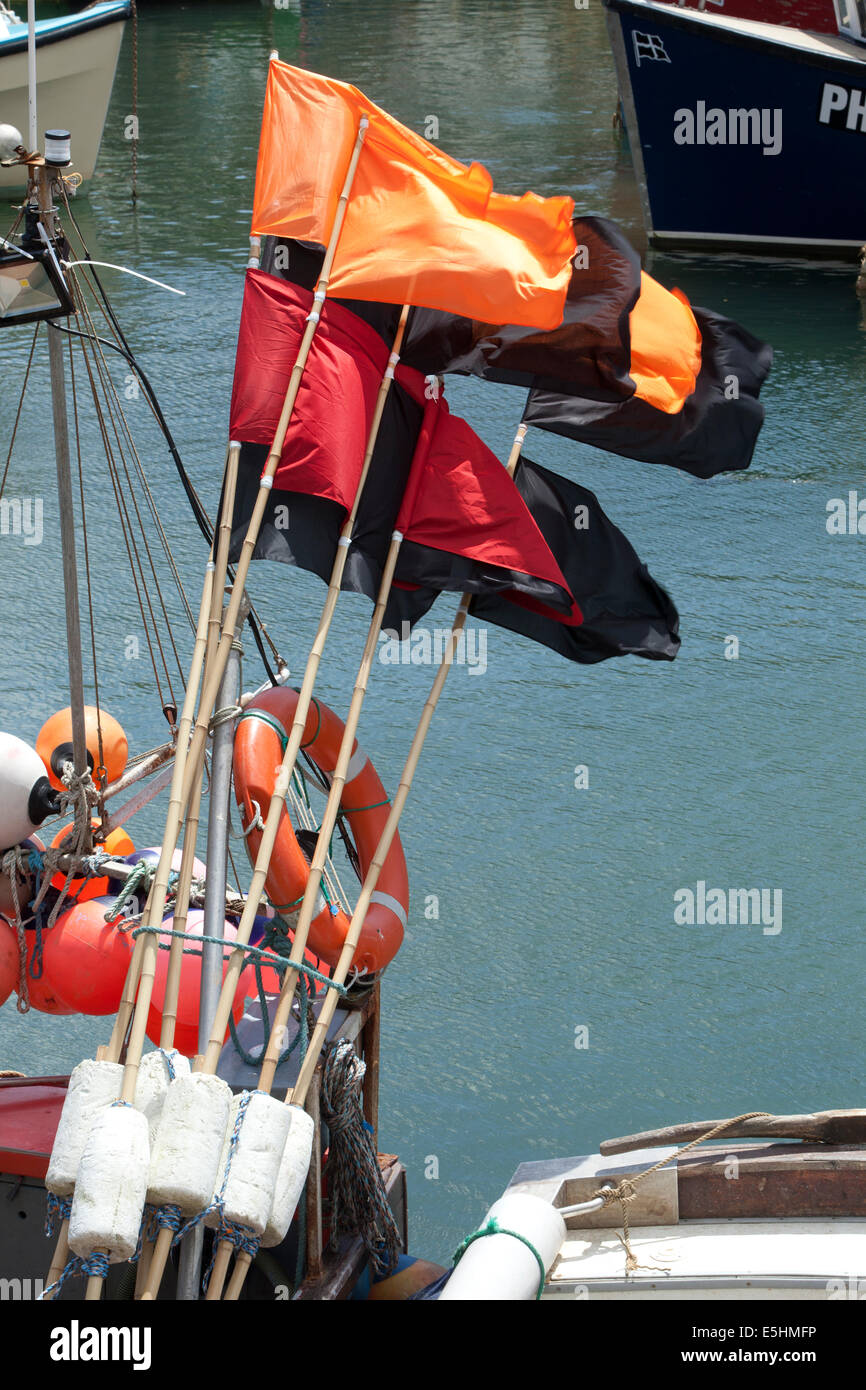 Flaggen von Fischen Männer verwendet, um markieren, wo Hummer Töpfe und Netze sind auf dem Meeresboden, der Hafen von Mevagissey, auf die von Cornwall. Stockfoto