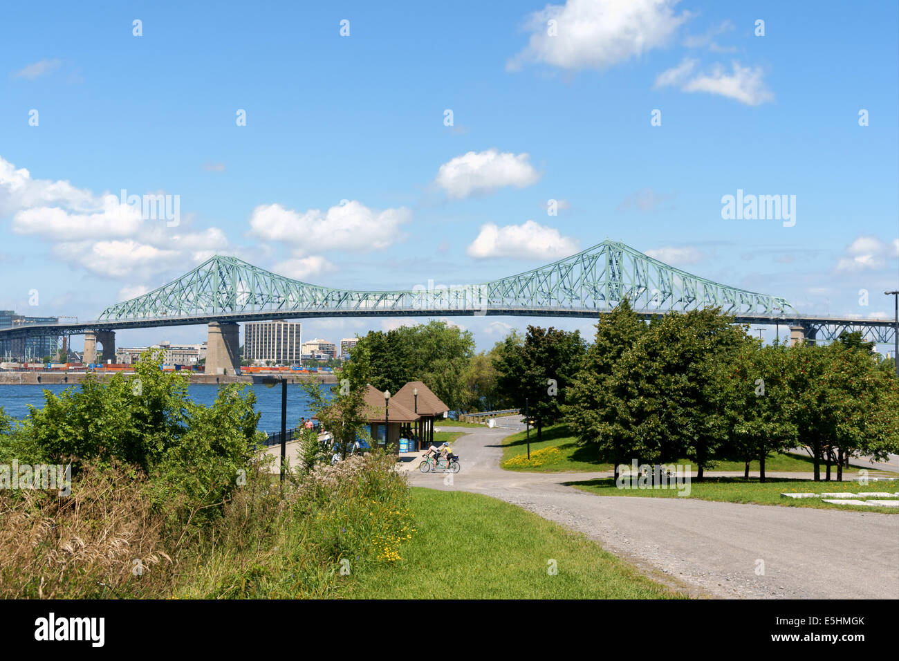 Montreal, Kanada - 9. August 2008: Jacques Cartier Brücke Kreuzung St. Lawrence River in Montreal an einem bewölkten Tag, Blick vom P Stockfoto