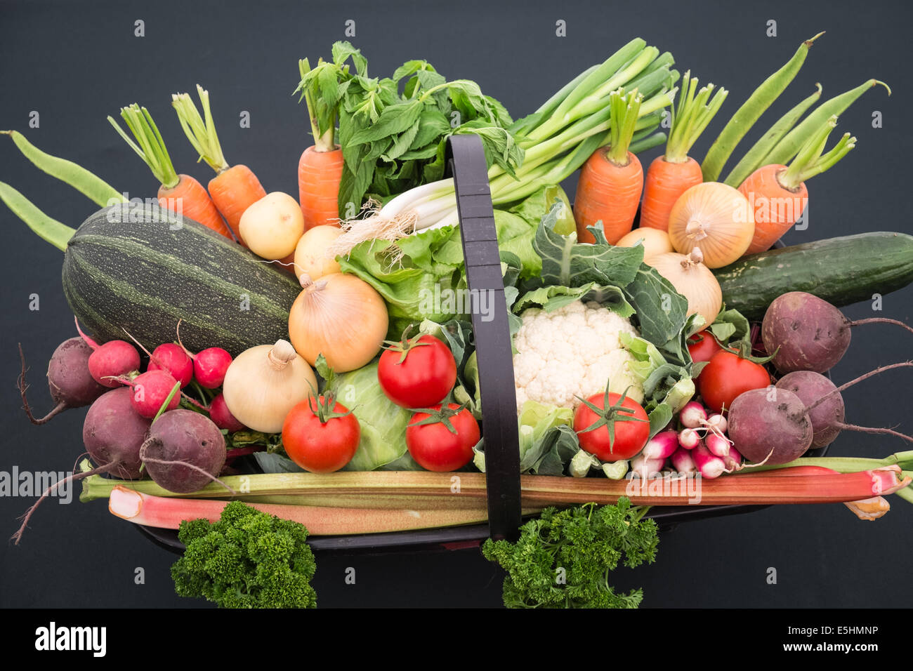 Korb mit frischem Obst und Gemüse. Stockfoto