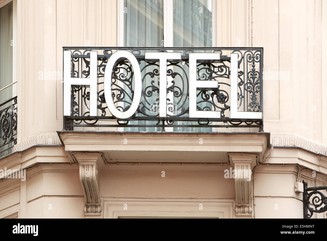 Hotelschild auf Balkon am Morgen Stockfoto