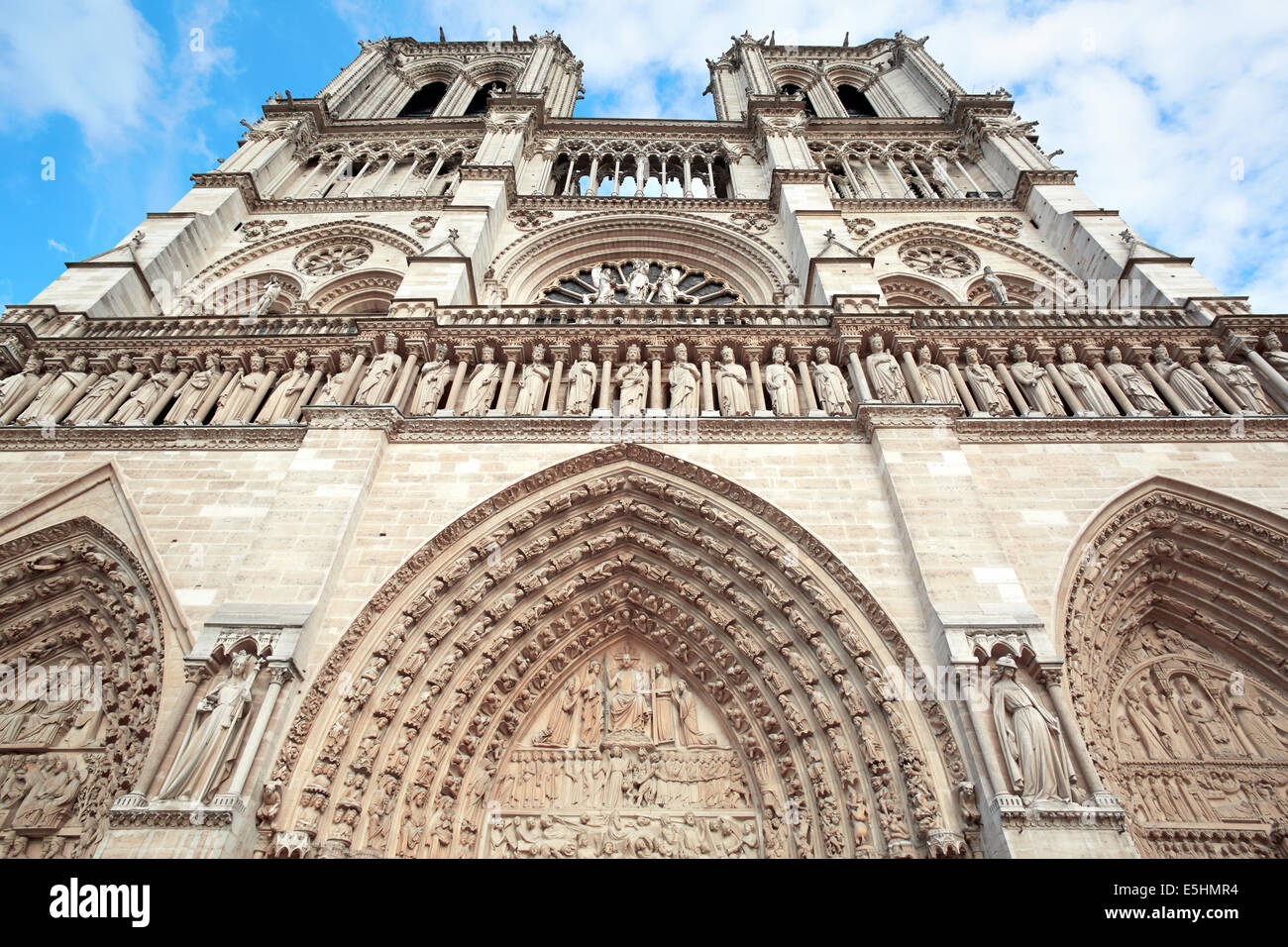 Notre Dame de Paris Kathedrale Fassade in Frankreich, blauer Himmel Stockfoto