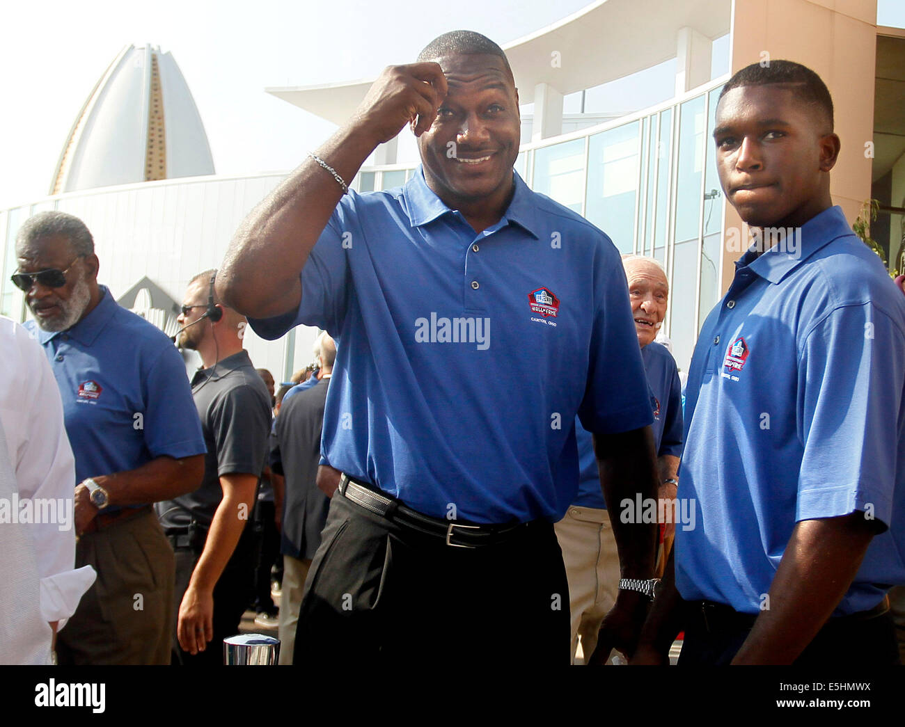 1. August 2014 - Kanton, Florida, US - DIRK SHADD |   Zeiten. Tampa Bay Buccaneers Linebacker Derrick Brooks (Mitte) im Gespräch mit den Medien und Fans zusammen mit seinem Sohn Decalon Brooks (rechts), 15 nach den Hall of Fame-Gruppe-Fototermin in Canton, Ohio, Freitag (01.08.14). Derrick Brooks wählte seinen Sohn Decalon zu seiner Moderatorin bei der Pro Football Hall Of Fame Zeremonie. '' Ich eine Kampagne, um alle vier von meinen Kindern bekommen,'' sagte Brooks. '' Aber leider konnte nicht ich es abziehen. Er ist mein ältester Sohn. Er ist jetzt (bei Gaither) Fußball spielen, und es ist eine besondere Zeit, wenn Sie, dass Beziehung Witz denken Stockfoto