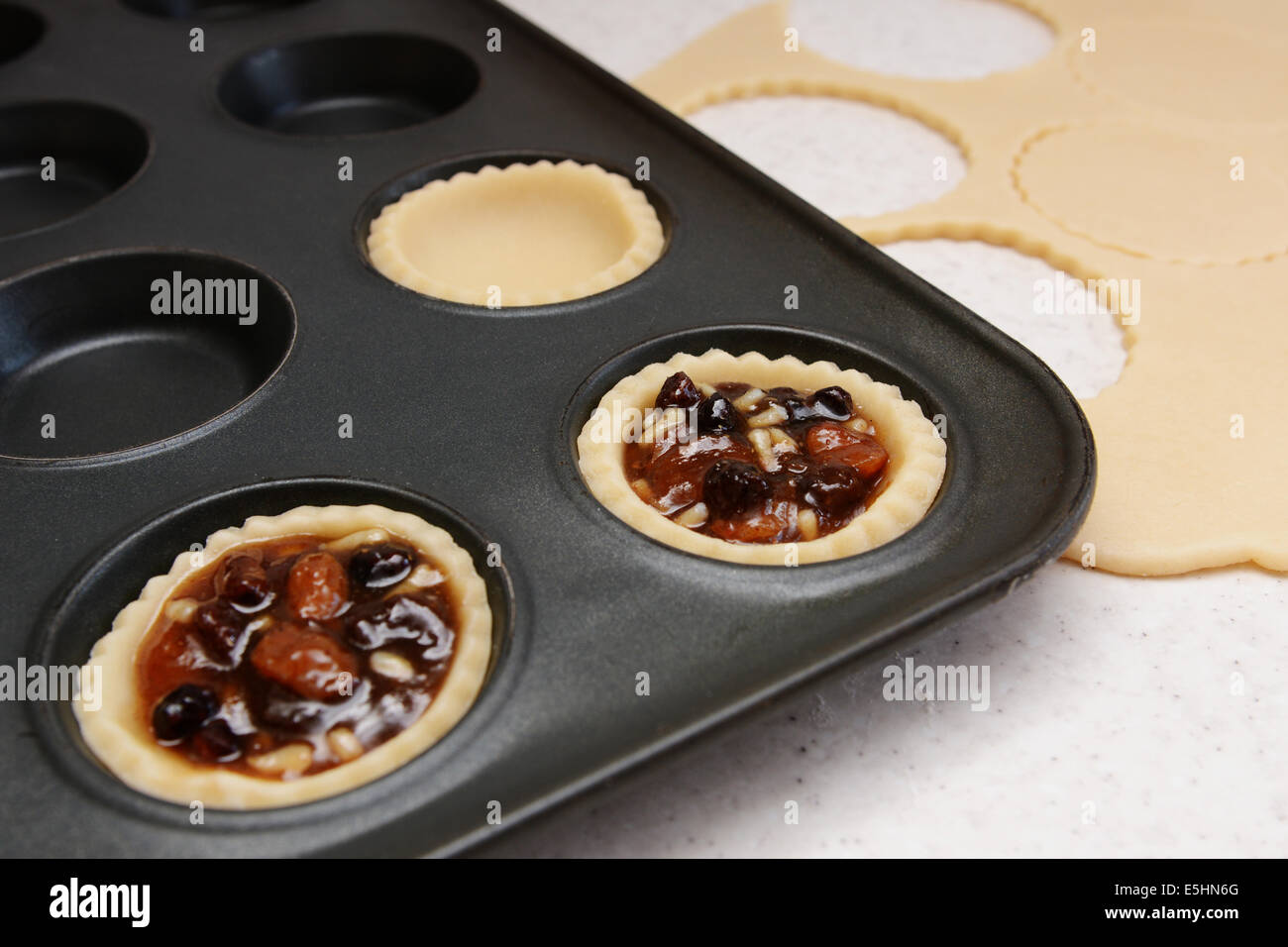 Herstellung Mince Pies - Gebäck-Fällen mit traditionellen Hackfleisch gefüllt Stockfoto
