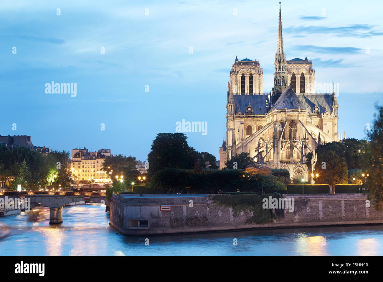 Kathedrale Notre Dame de Paris in Frankreich in der Abenddämmerung mit Blick auf den Fluss Seine Stockfoto