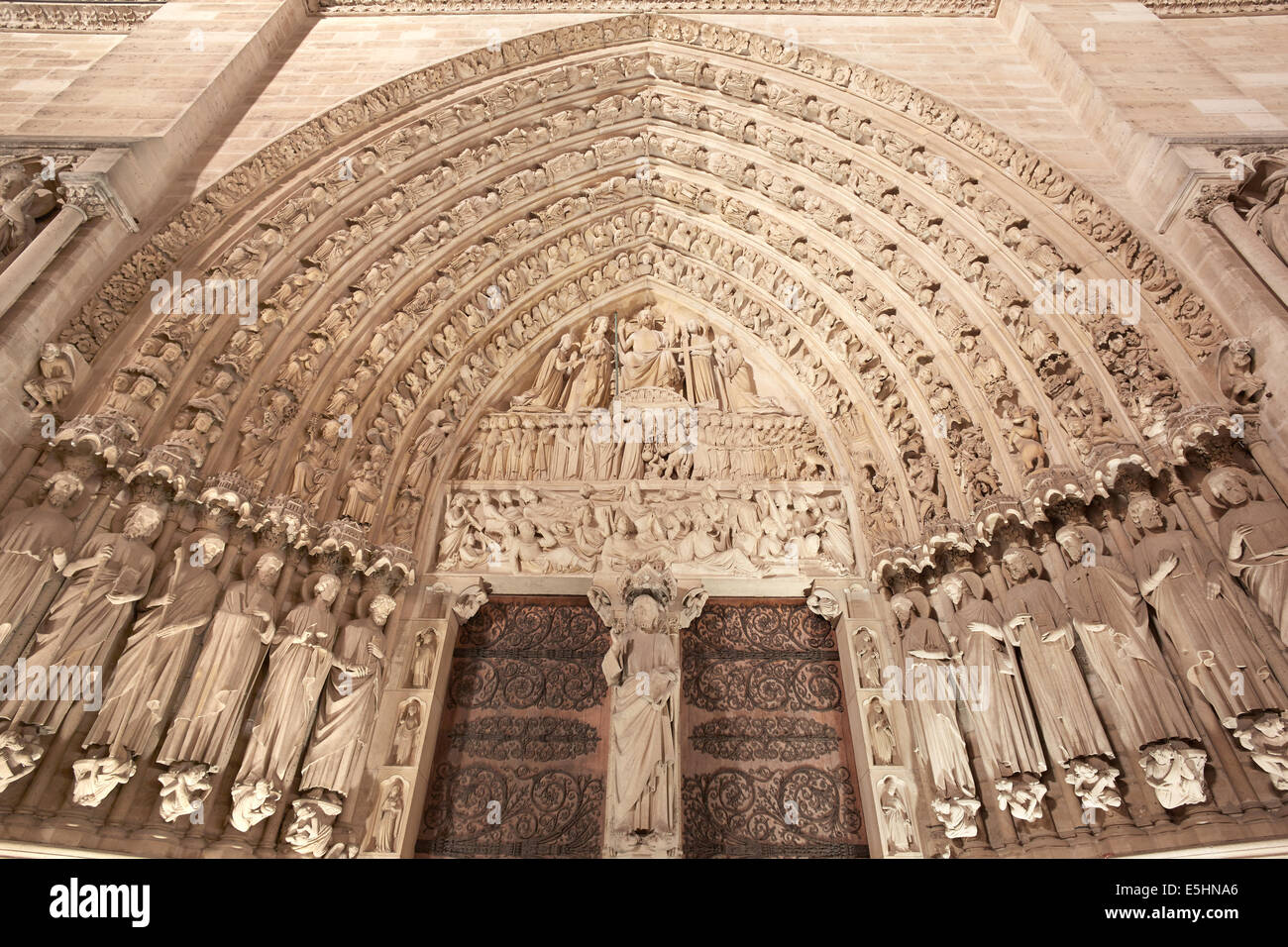Notre Dame, Paris Kathedrale Portal, Heilige Statuen in Frankreich in der Nacht Stockfoto