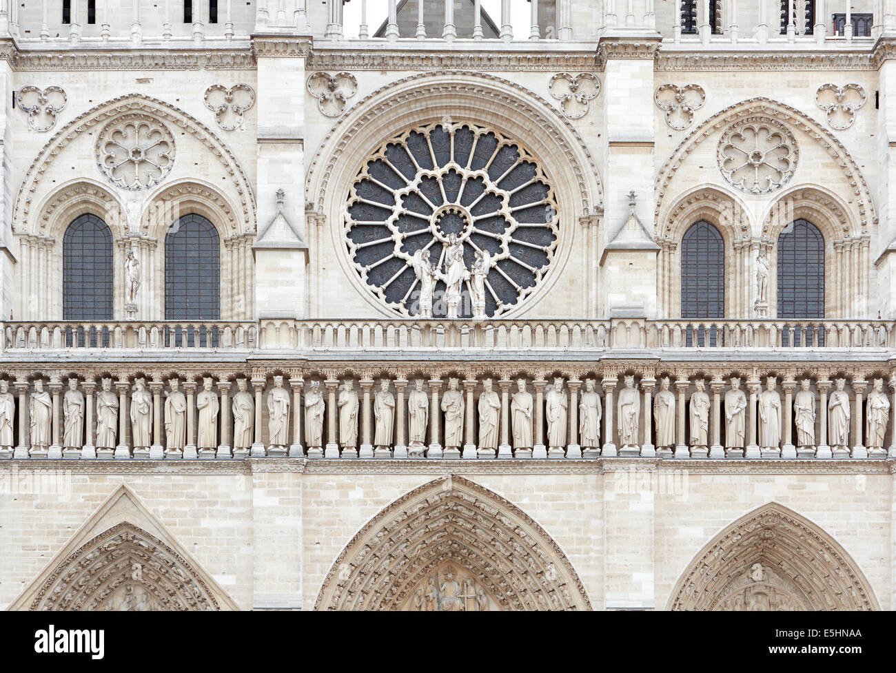 Notre Dame de Paris Kathedrale Fassade mit Statuen Stockfoto