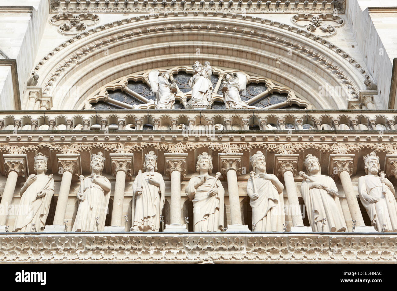 Notre Dame de Paris Kathedrale Fassade mit Statuen Stockfoto
