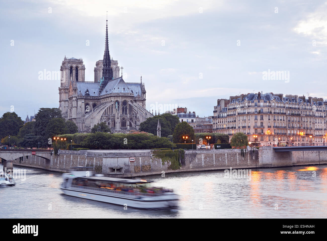 Kathedrale Notre Dame de Paris in Frankreich am Abend mit Blick auf den Fluss Seine Stockfoto