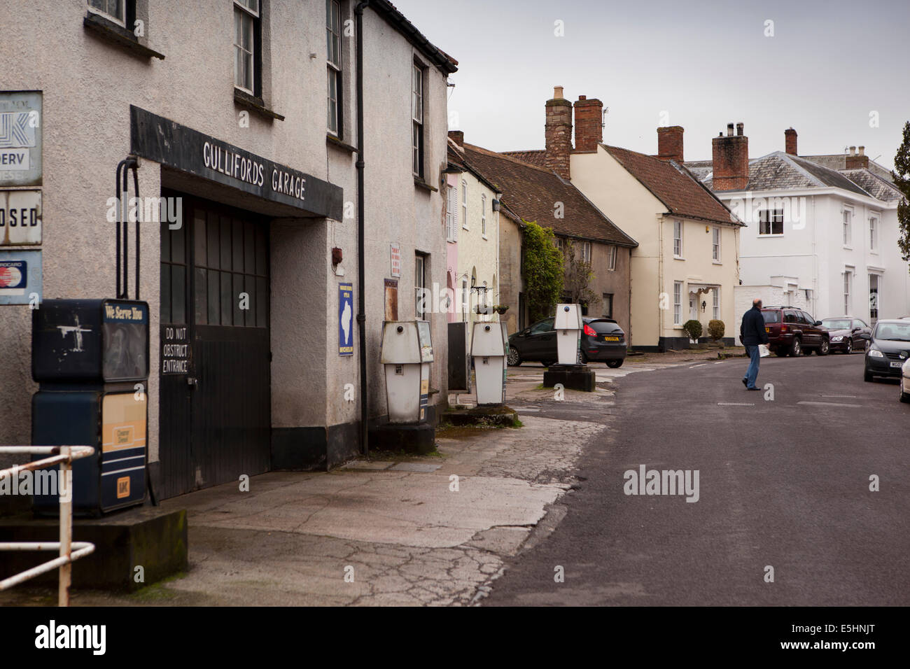 Großbritannien, England, Somerset, Nether Stowey, Lime Street, alte Zapfsäulen außerhalb Gullifords Garage Stockfoto