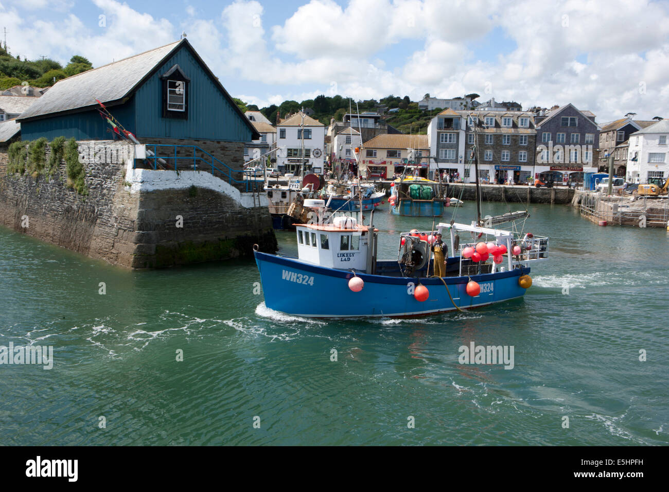 Angeln Boot wahrscheinlich Lad verlassen den Hafen von Mevagissey an der Küste Süd-Cornish Stockfoto