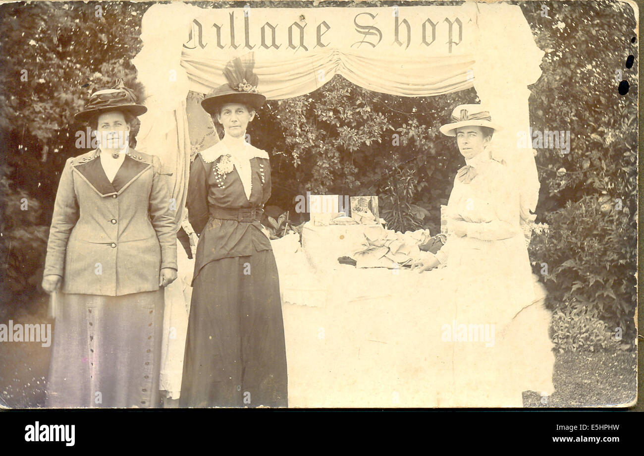 The Village Shop ein Stand auf einem Sommerfest im Dorf um 1905 mit drei der Stallbesitzer Stockfoto