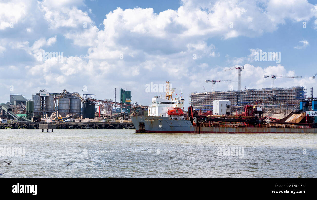 Lafarge Tarmac Fabrik produziert und liefert Gebäude Aggregate und Materialien - Thames riverside, London, UK Stockfoto