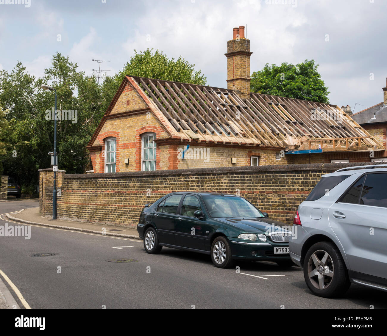 Änderung der Nutzung und Gentrifizierung - Old St. Johns Klinikgebäude Umstellung auf neue Luxus-Gehäuse - Twickenham, London, UK Stockfoto