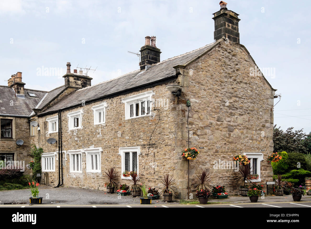 Typisches altes Haus mit Stein Maßwerk in Ribble Valley Village Whalley, Lancashire, England, UK, Großbritannien Stockfoto