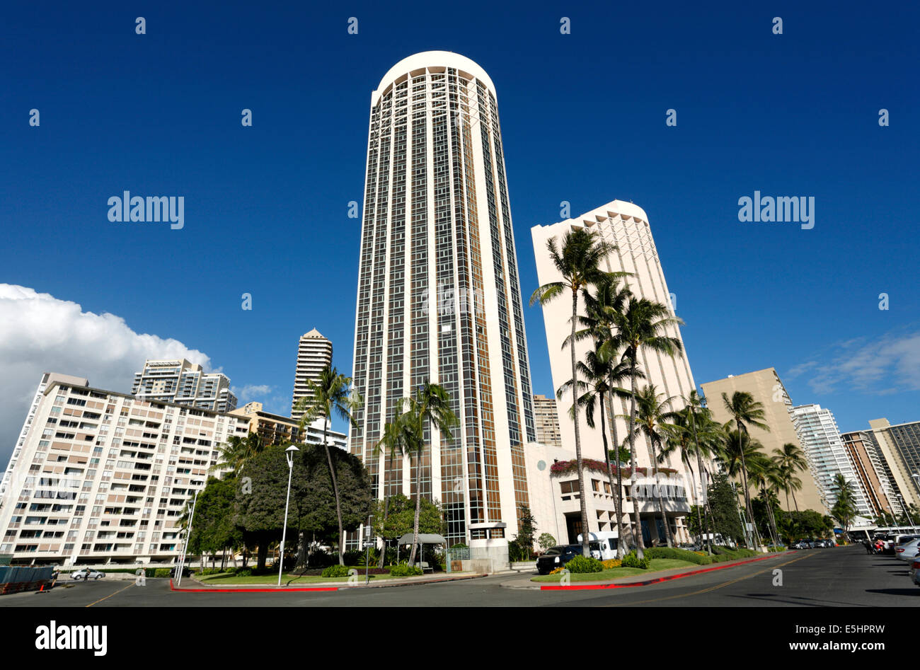 WAIKIKI, HAWAII, 31. Juli 2014. Das Hawaii Prince Hotel Waikiki neben Ala Wai Yacht Harbor im Weitwinkel. Stockfoto