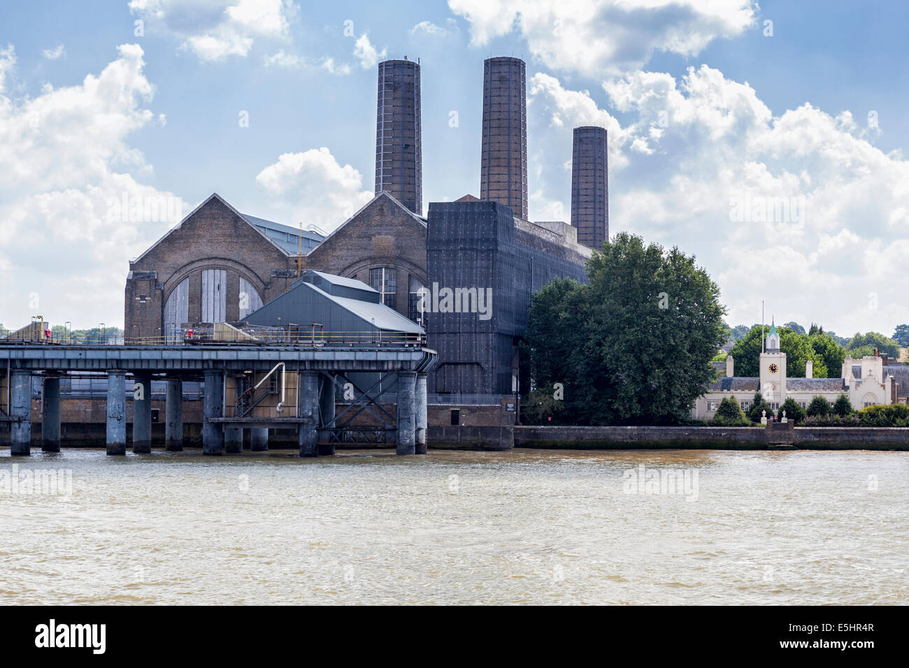 Greenwich Power Station und alten Kohle jetty Pier auf der Themse, London Borough von Greenwich, South East London, UK Stockfoto