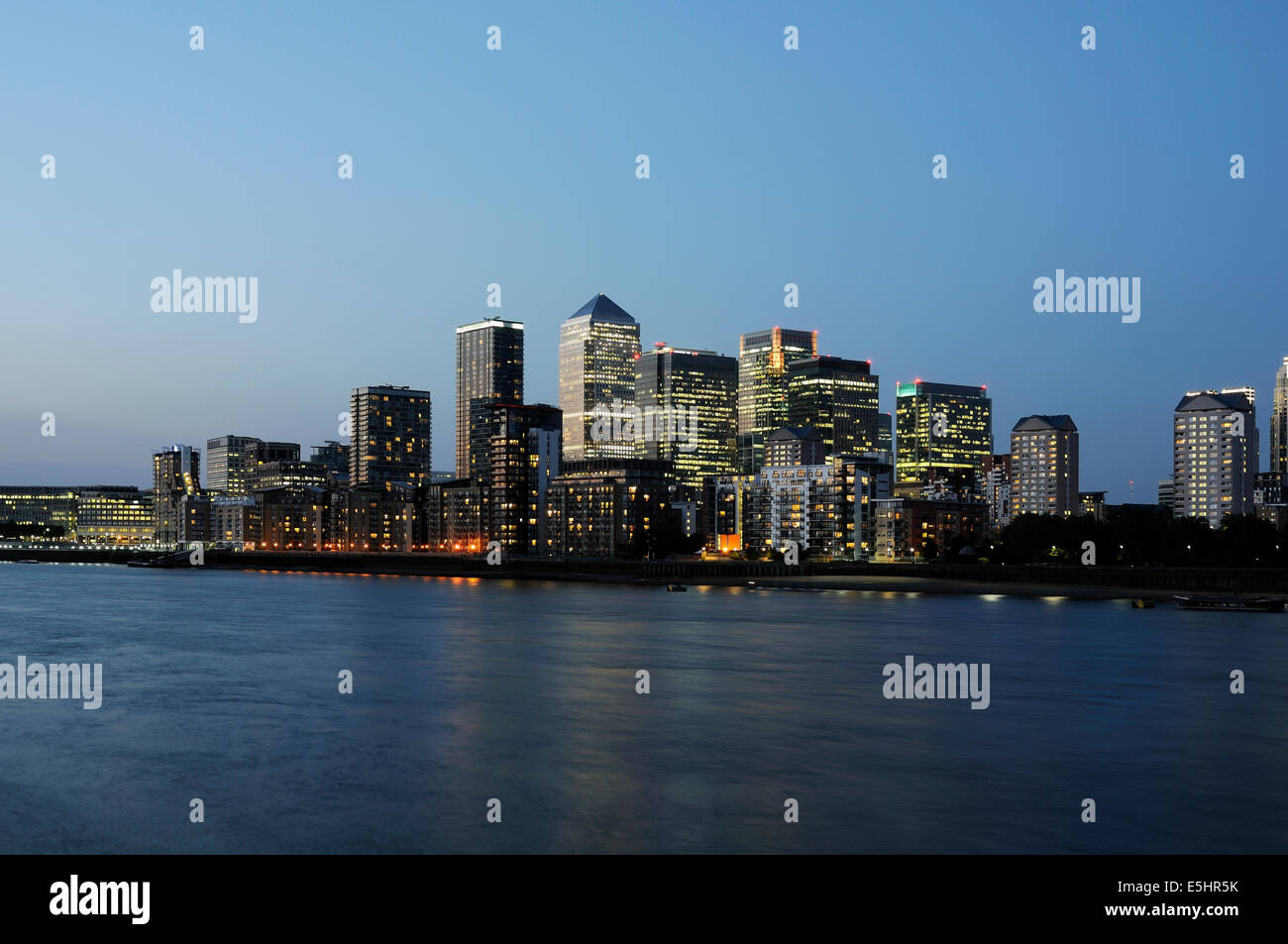 Skyline von Canary Wharf in der Dämmerung, vom Südufer der Themse Stockfoto