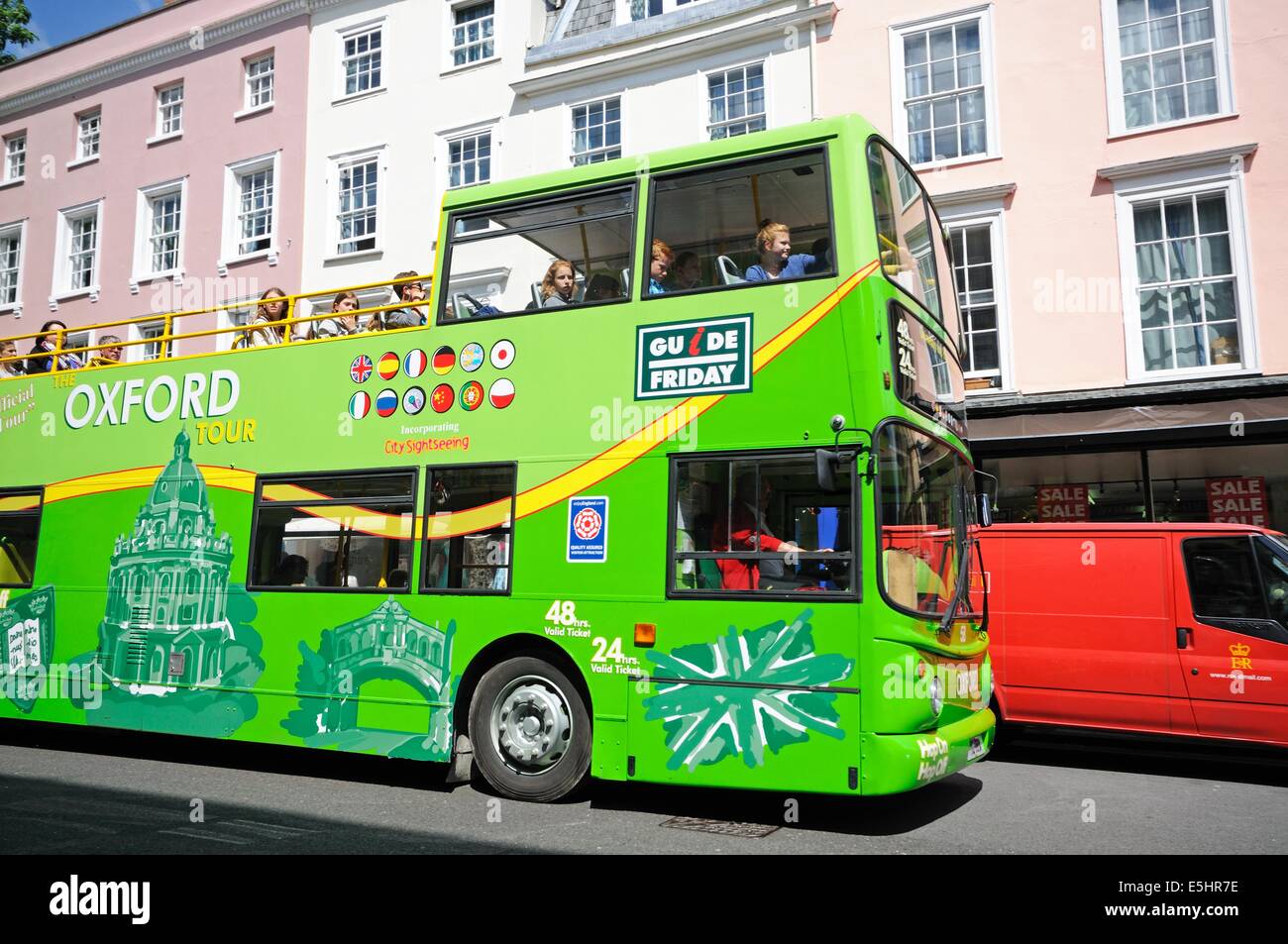 Grüne offene Spitze Oxford-Tour-Bus entlang der High Street, Oxford, Oxfordshire, England, Vereinigtes Königreich, West-Europa. Stockfoto