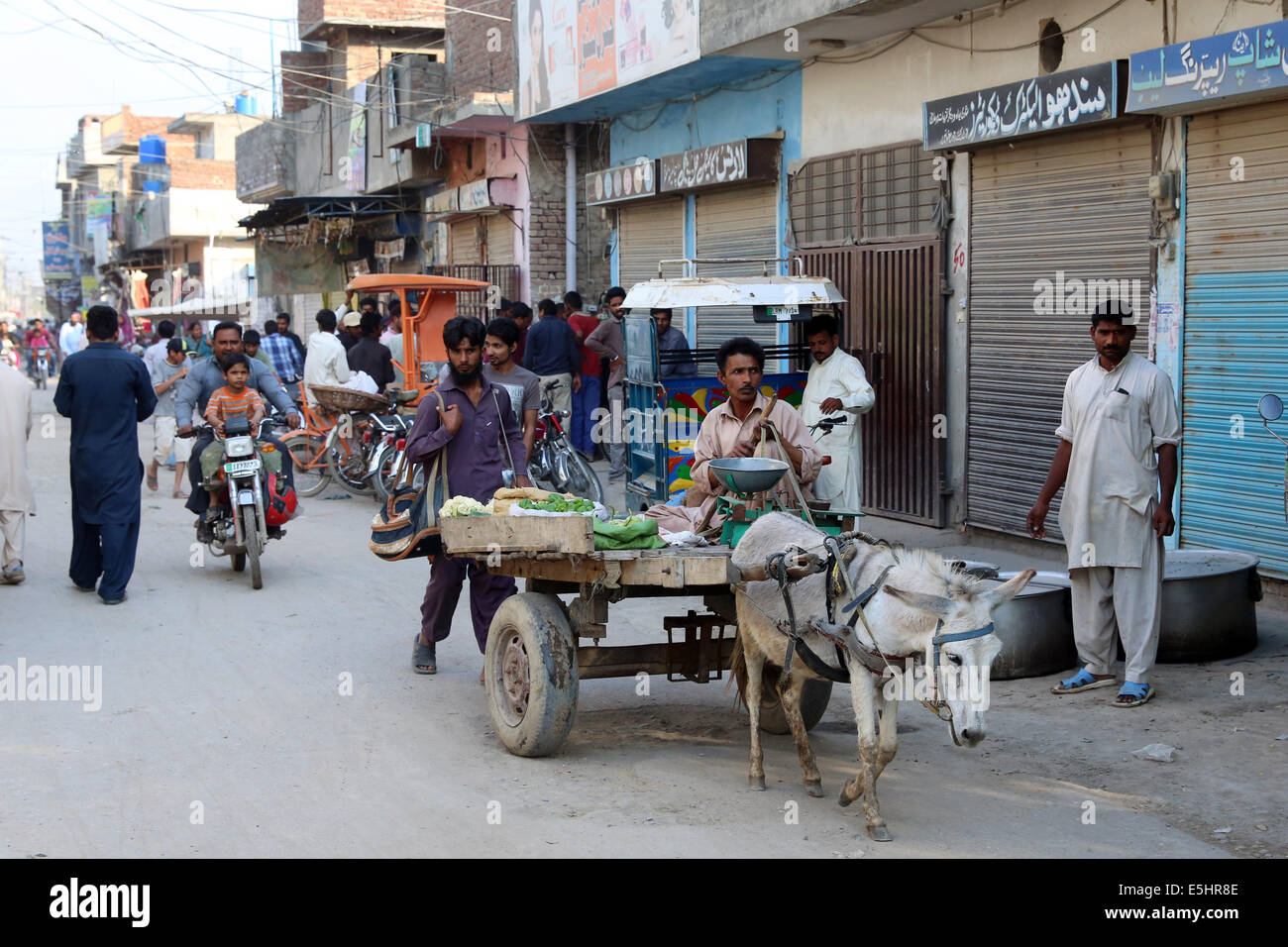Straßenszene in der Youhanabad Kolonie, Lahore, Pakistan Stockfoto